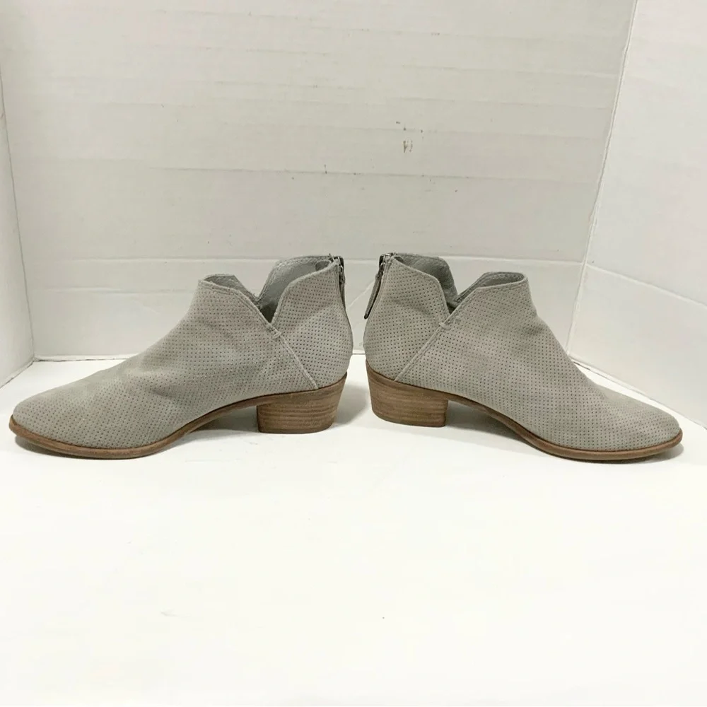 Dolce Vita Karsen Gray Perforated Suede Ankle Bootie Womens Size 8 - Picture 5 of 10